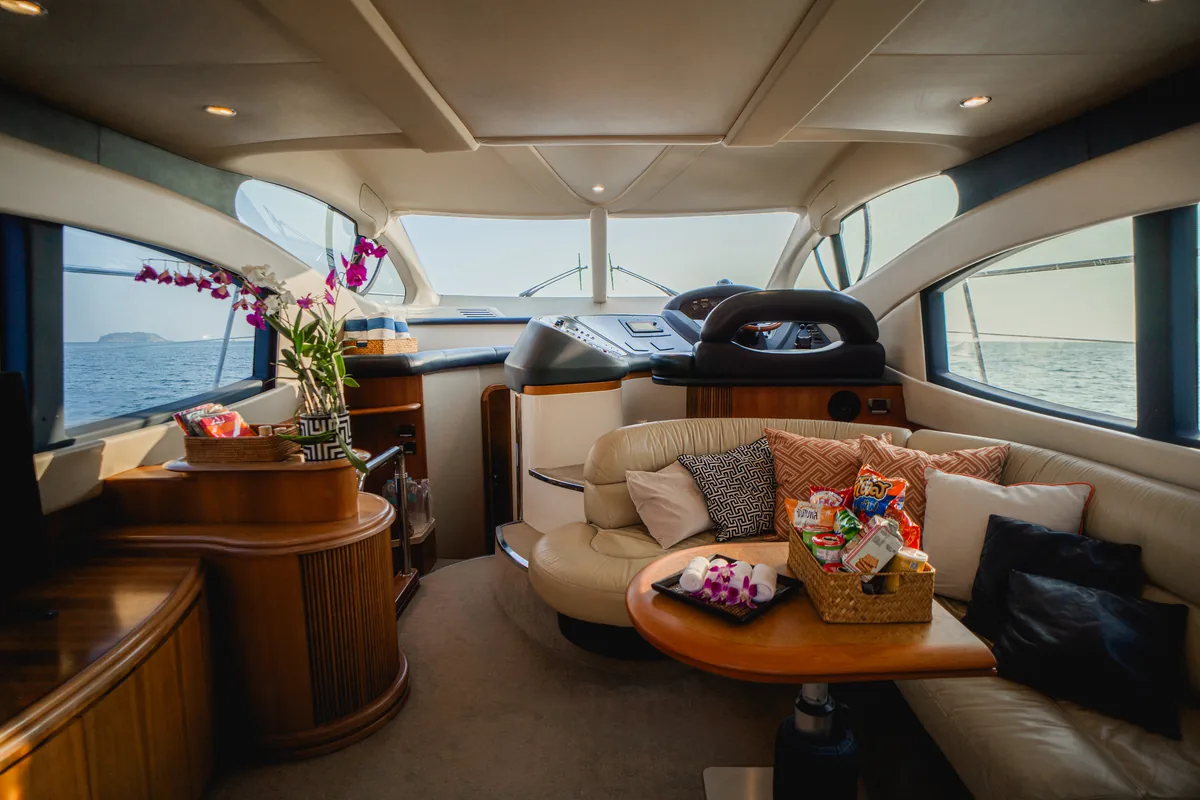 Azimut 46 Aqua Mas — air-conditioned main salon