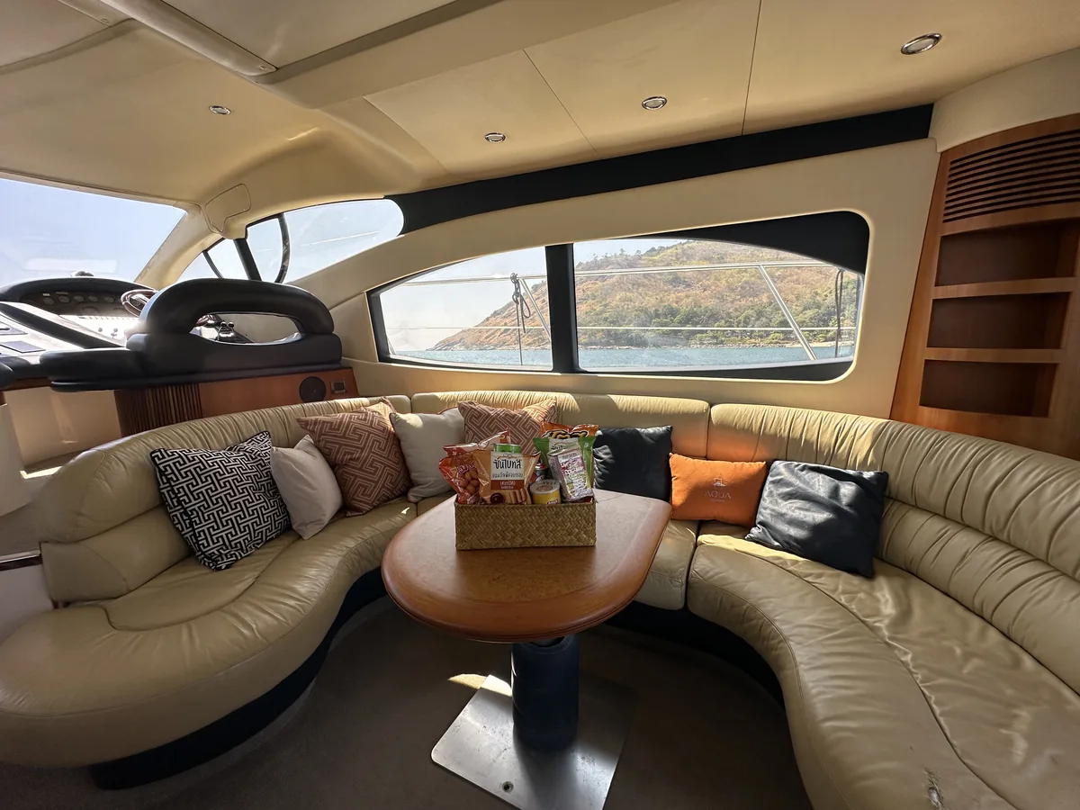 Azimut 46 Aqua Mas — salon seating and dinette