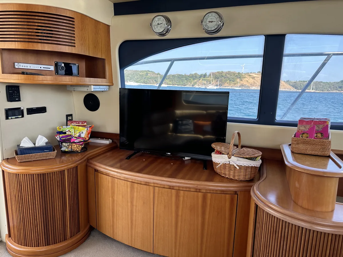 Azimut 46 Aqua Mas — galley and saloon entertainment area