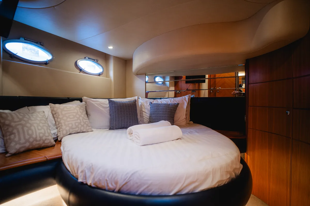 Azimut 46 Aqua Mas — VIP guest cabin with circular bed