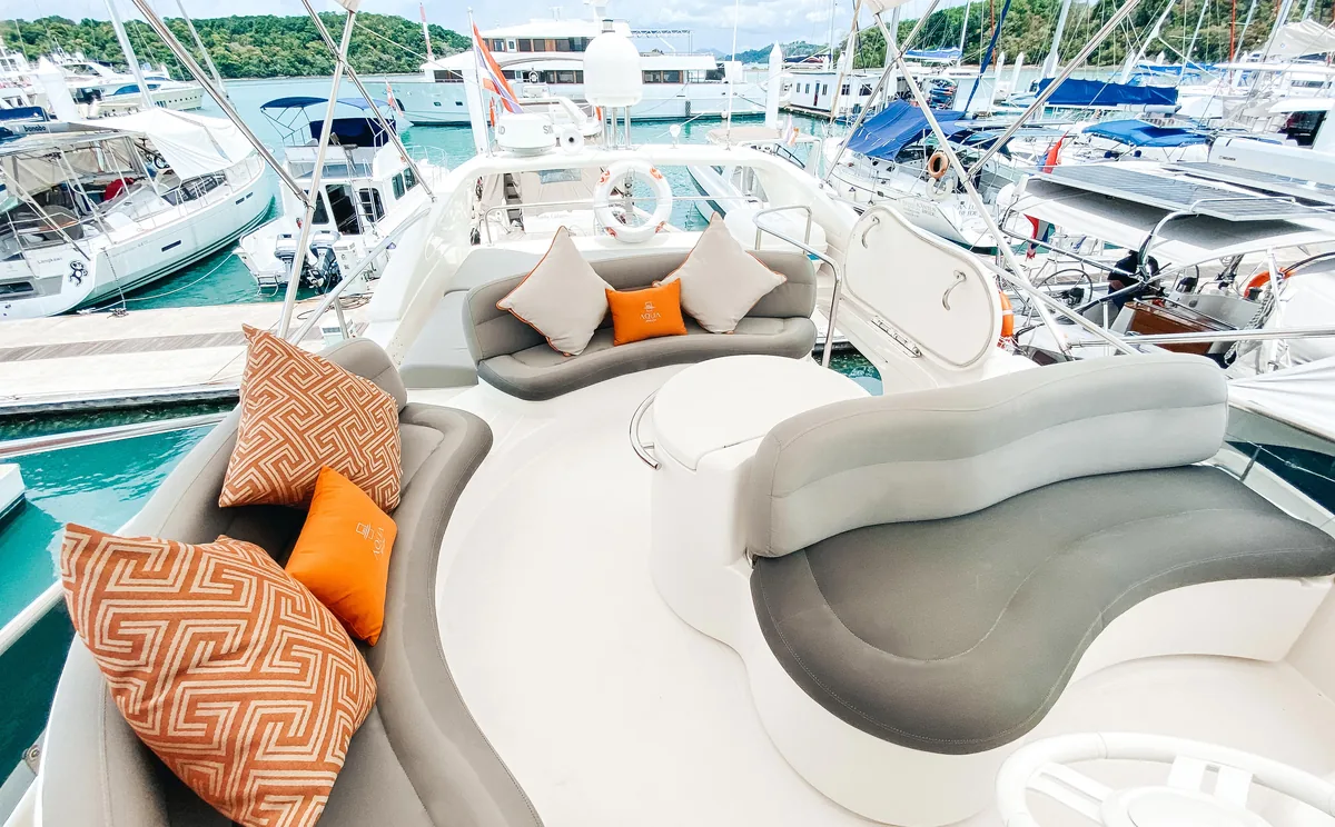 Azimut 46 Aqua Mas — bow sunpad and foredeck seating