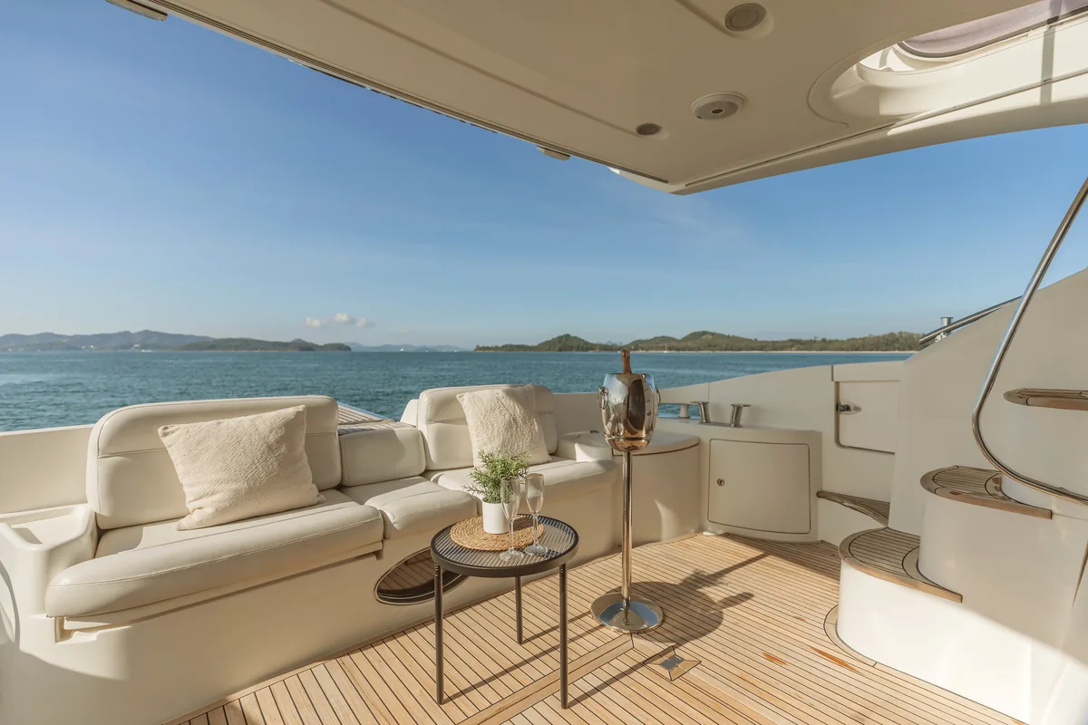 Azimut 55 After 8 — aft deck seating and swim platform