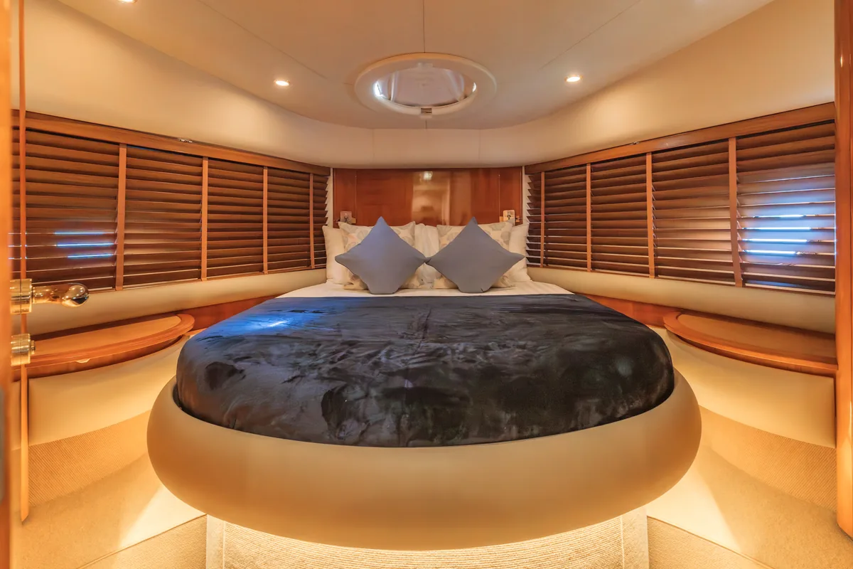 Azimut 55 After 8 — master cabin with double bed