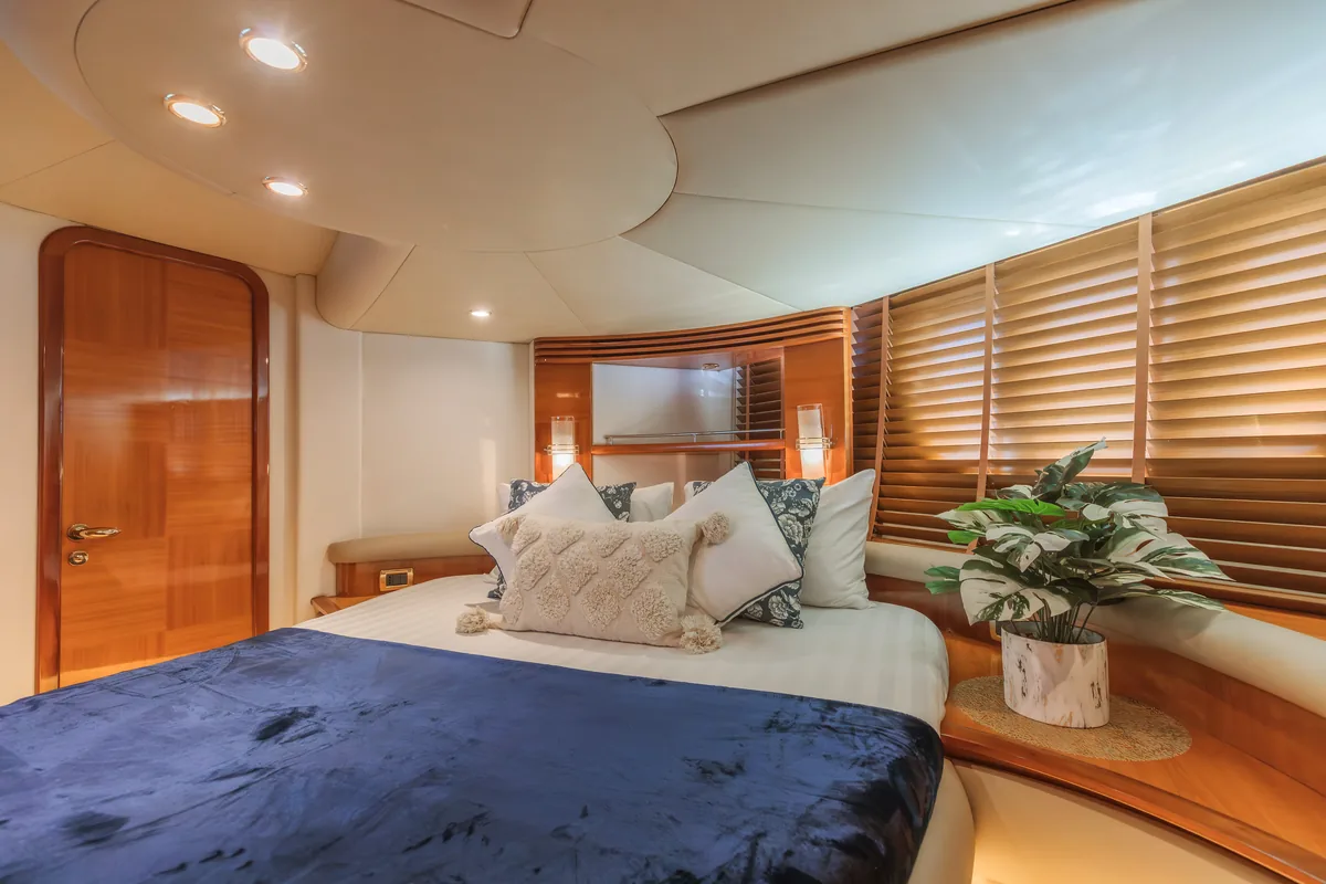 Azimut 55 After 8 — guest double cabin