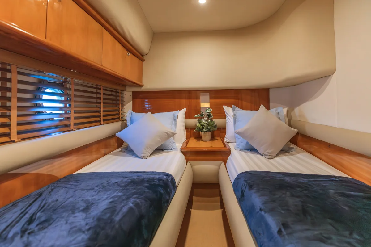 Azimut 55 After 8 — twin guest cabin