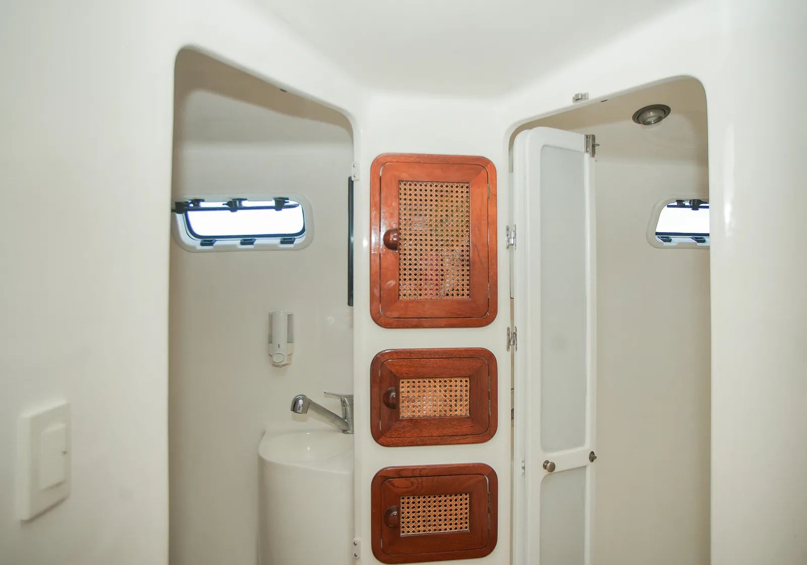Amadeus — bathroom and shower