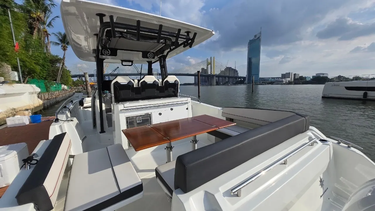 Jeanneau Cap Camarat 10.5 — cockpit table and helm seats