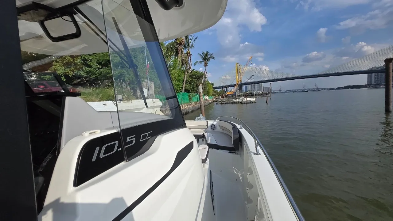 Jeanneau Cap Camarat 10.5 — side deck