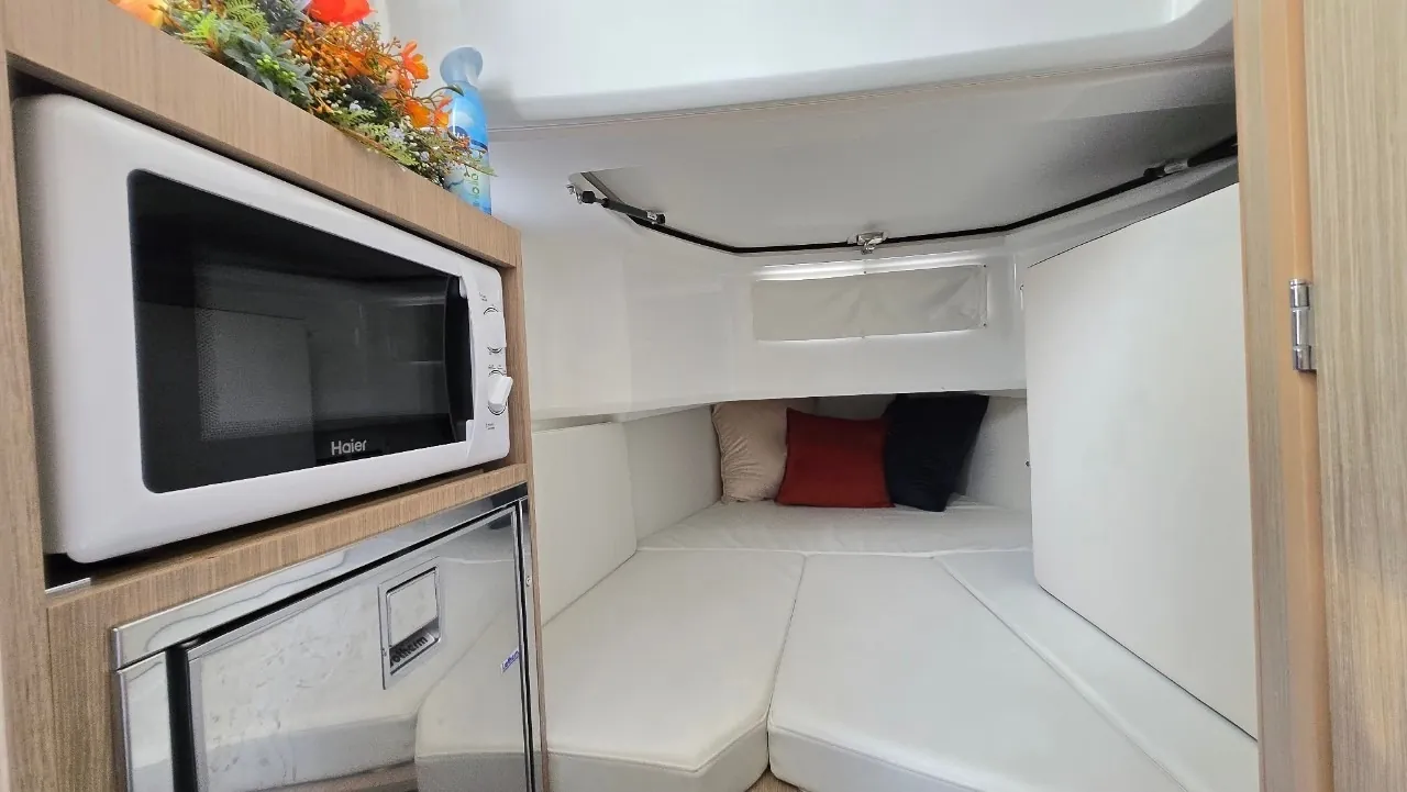 Jeanneau Cap Camarat 10.5 — cabin
