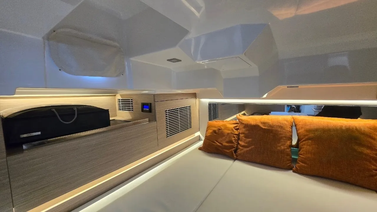 Jeanneau Cap Camarat 10.5 — cabin berth