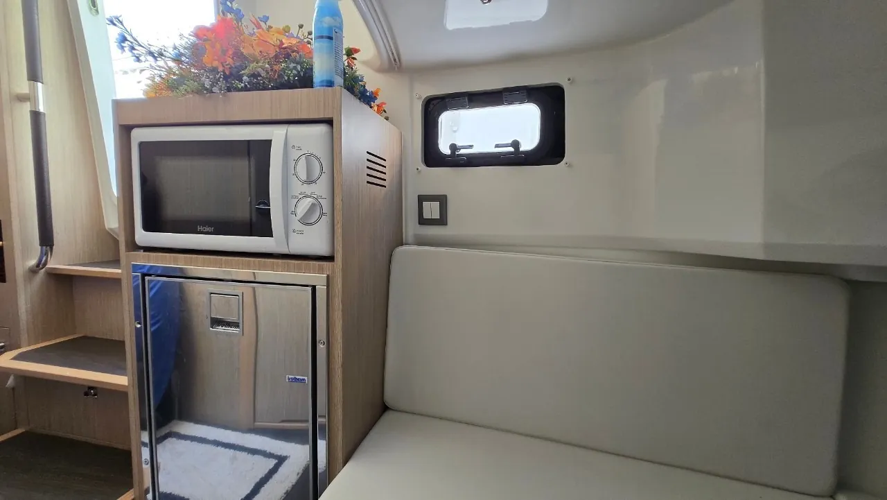 Jeanneau Cap Camarat 10.5 — cabin galley
