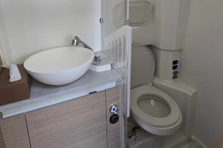 Jeanneau Cap Camarat 10.5 — bathroom