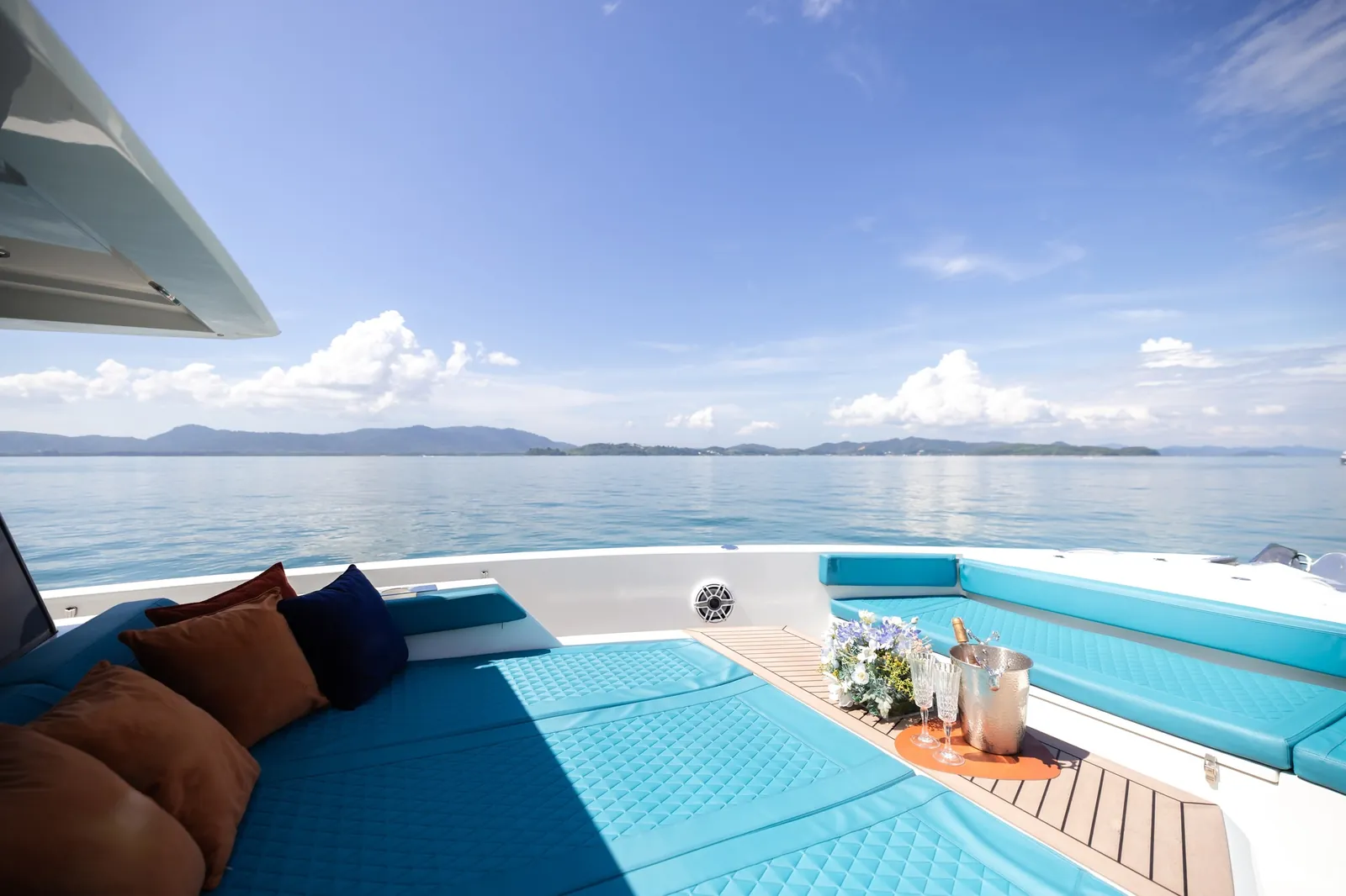 De Antonio D50 — bow lounge