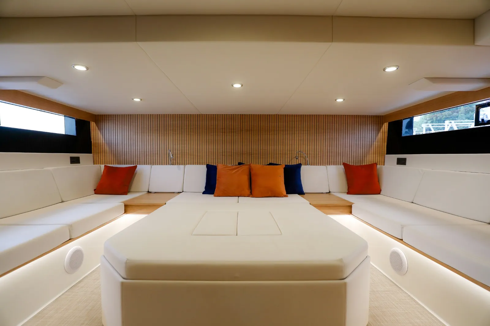 De Antonio D50 — forward cabin