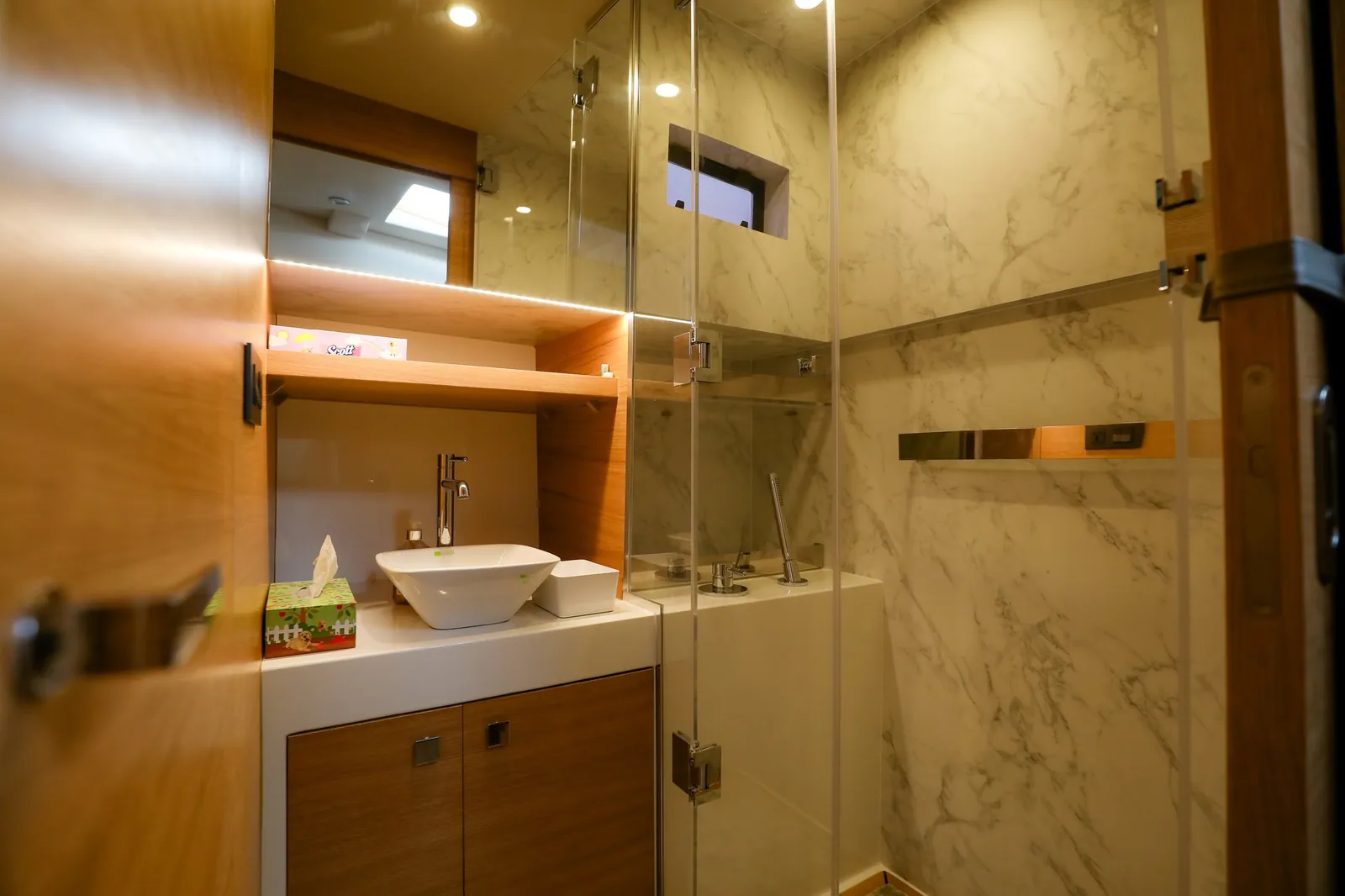 De Antonio D50 — bathroom with shower