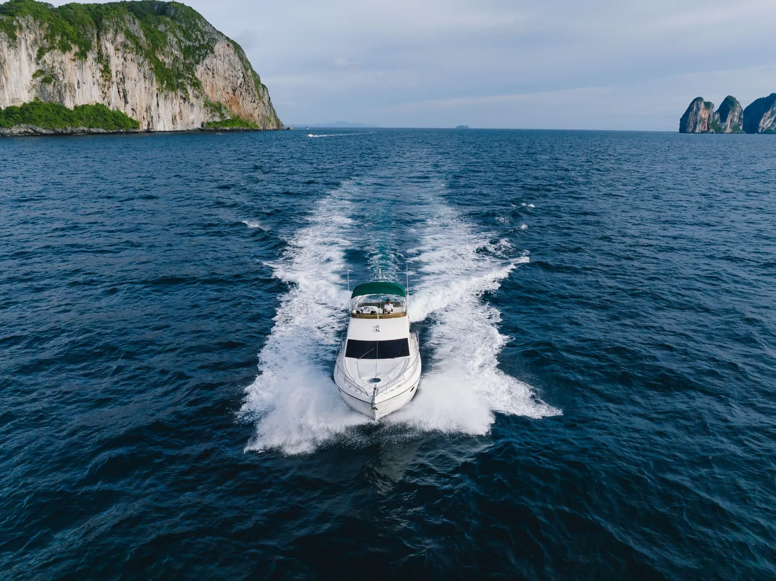 Princess 42 — bow-on at speed