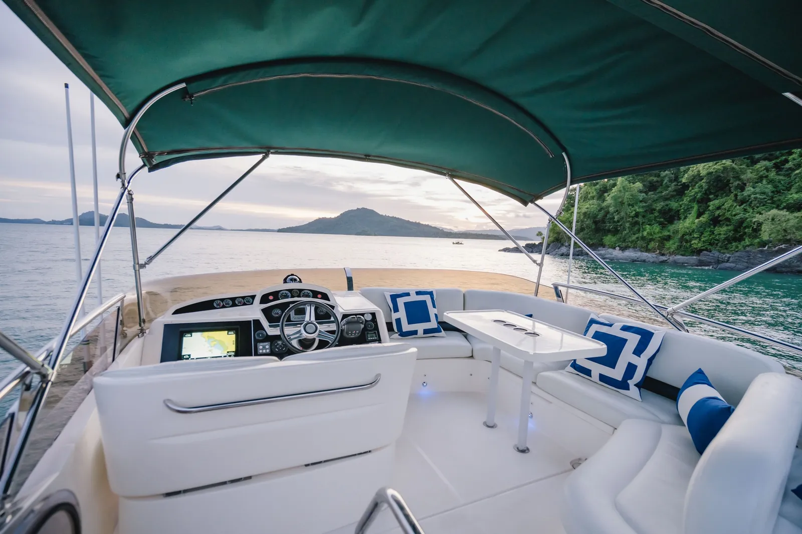 Princess 42 — flybridge helm and seating