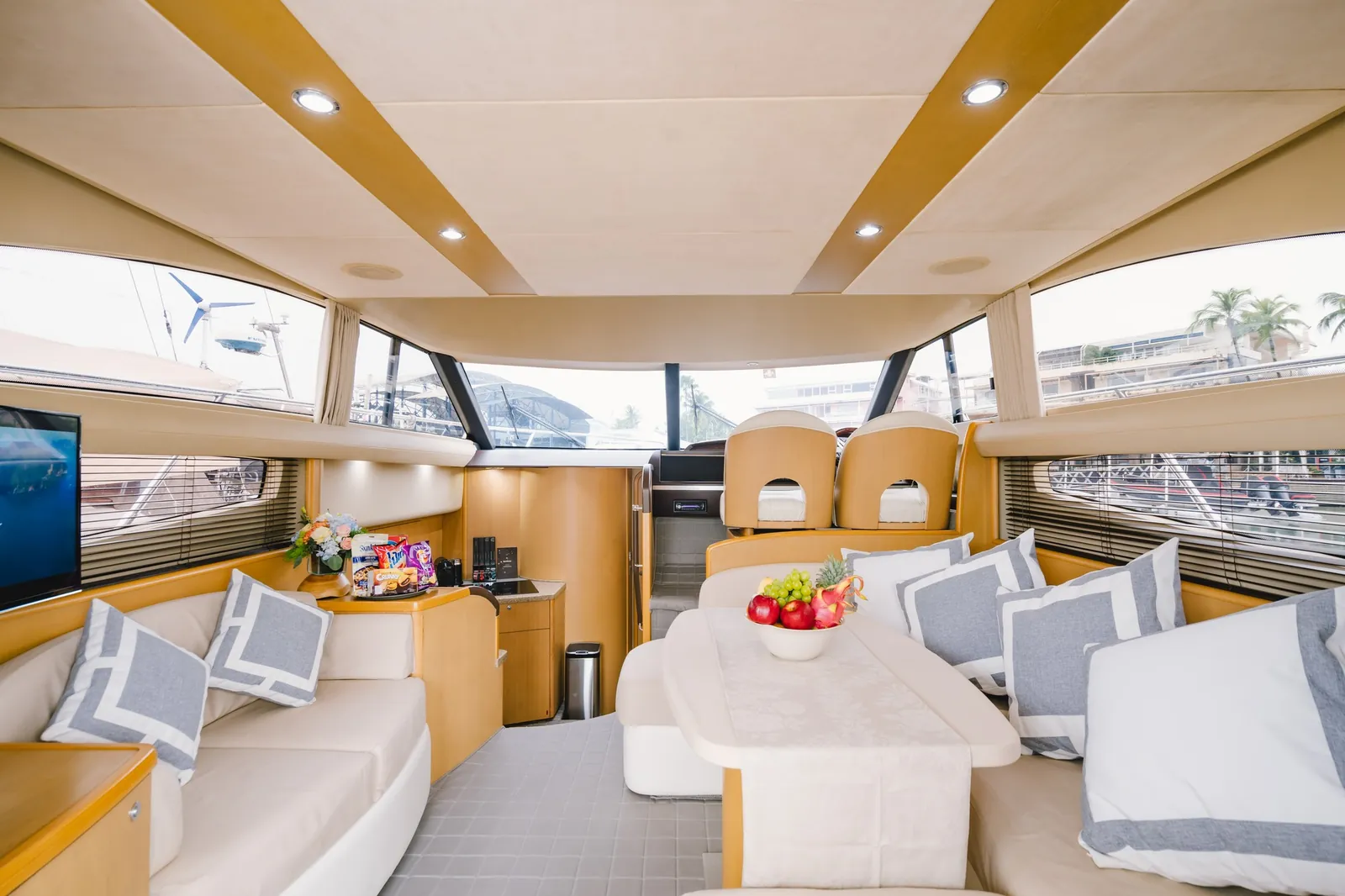 Princess 42 — saloon seating