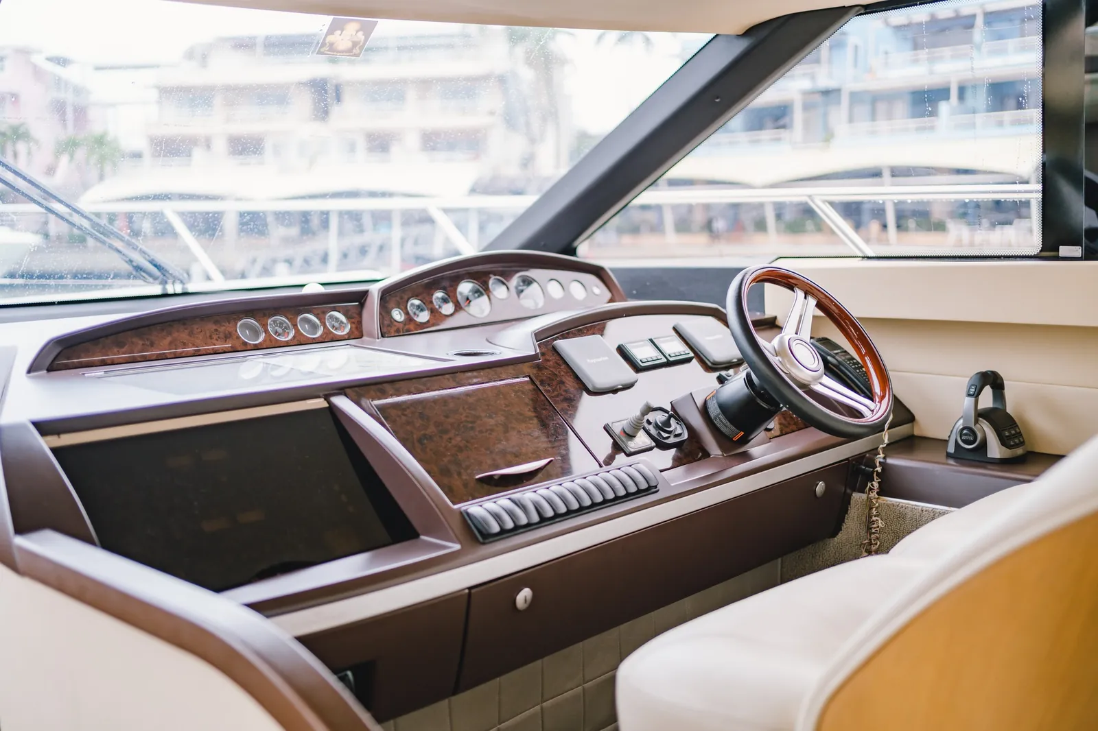 Princess 42 — lower helm