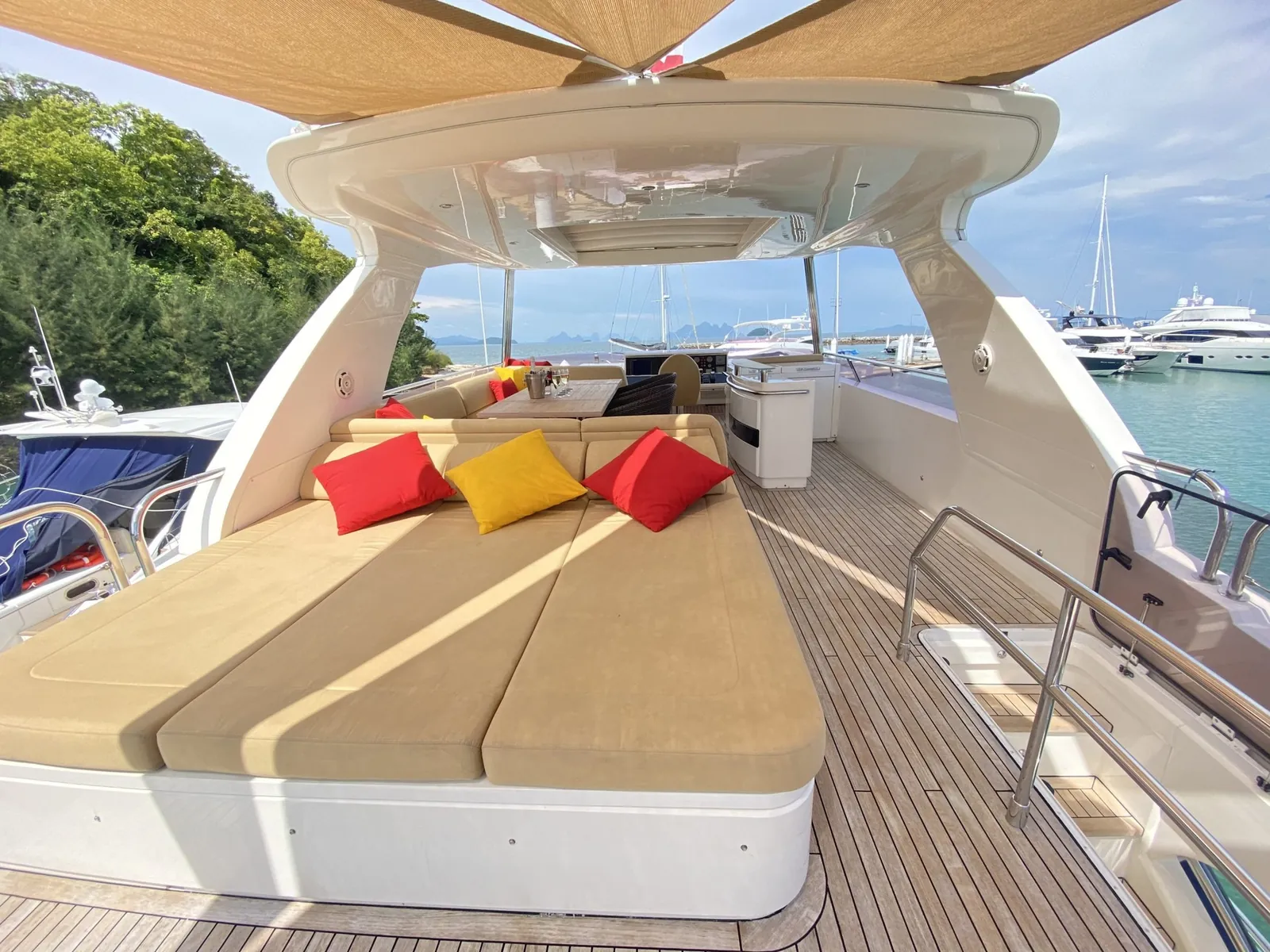 Princess 78 Maritimus — flybridge sunpads