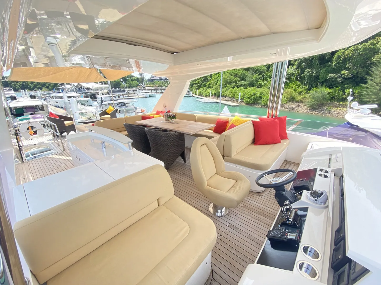 Princess 78 Maritimus — flybridge seating and helm