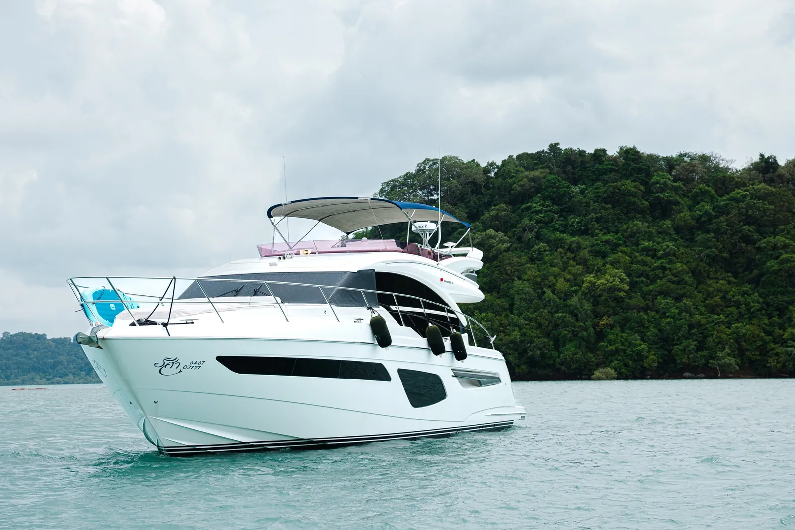 Princess F55 Risa — port bow at anchor