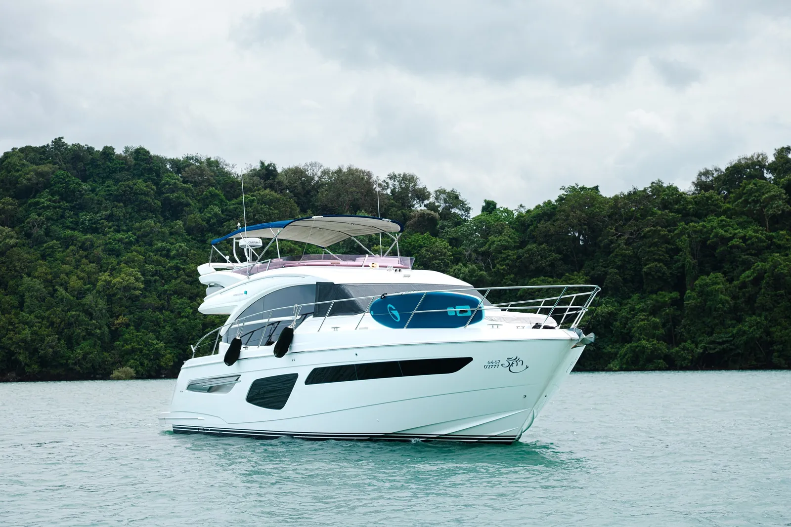 Princess F55 Risa — starboard bow
