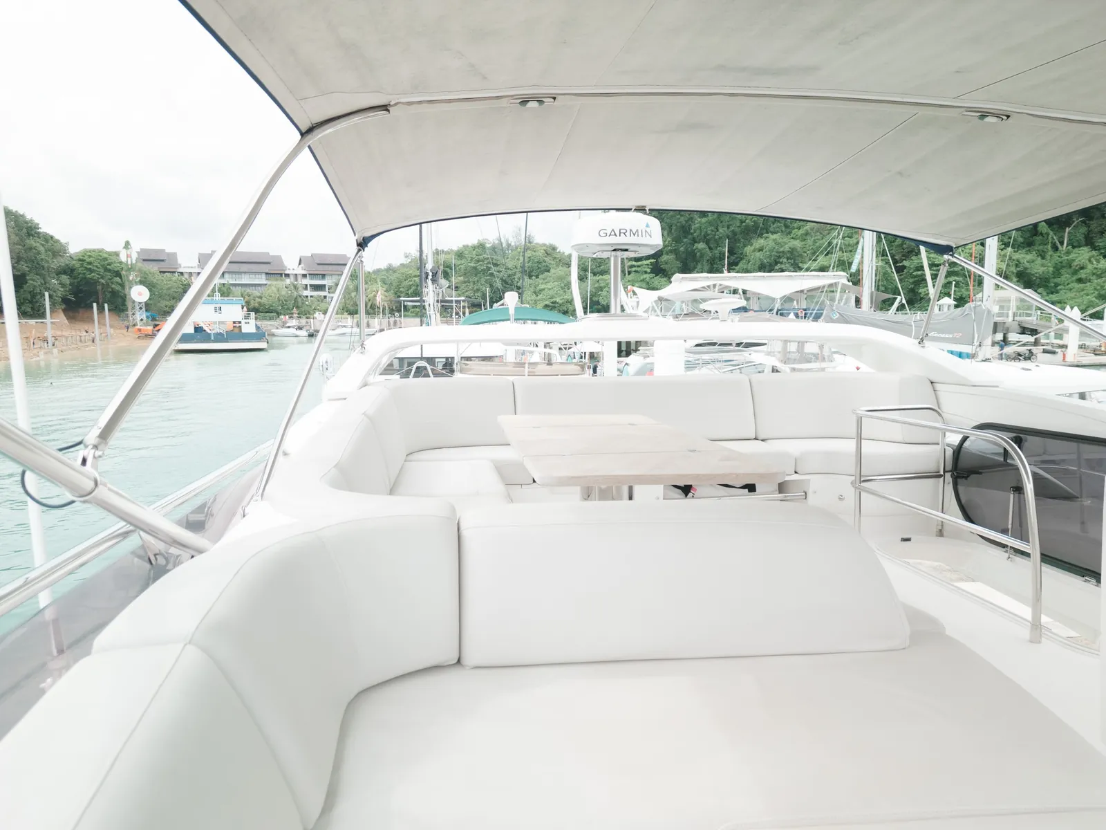 Princess F55 Risa — flybridge sunpad