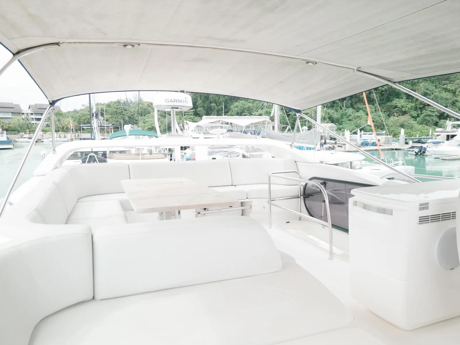 Princess F55 Risa — flybridge dining table