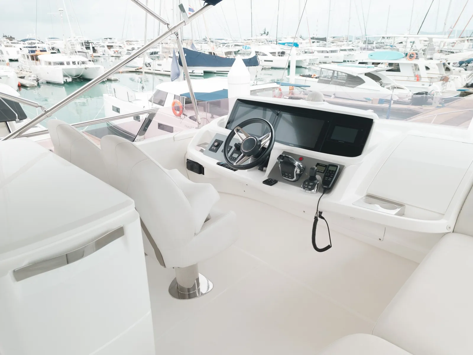 Princess F55 Risa — flybridge helm