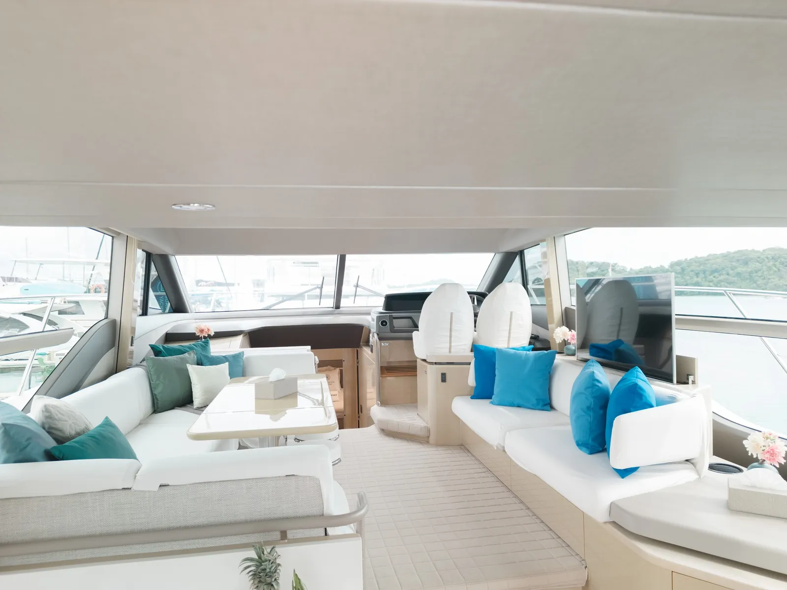 Princess F55 Risa — saloon and lower helm
