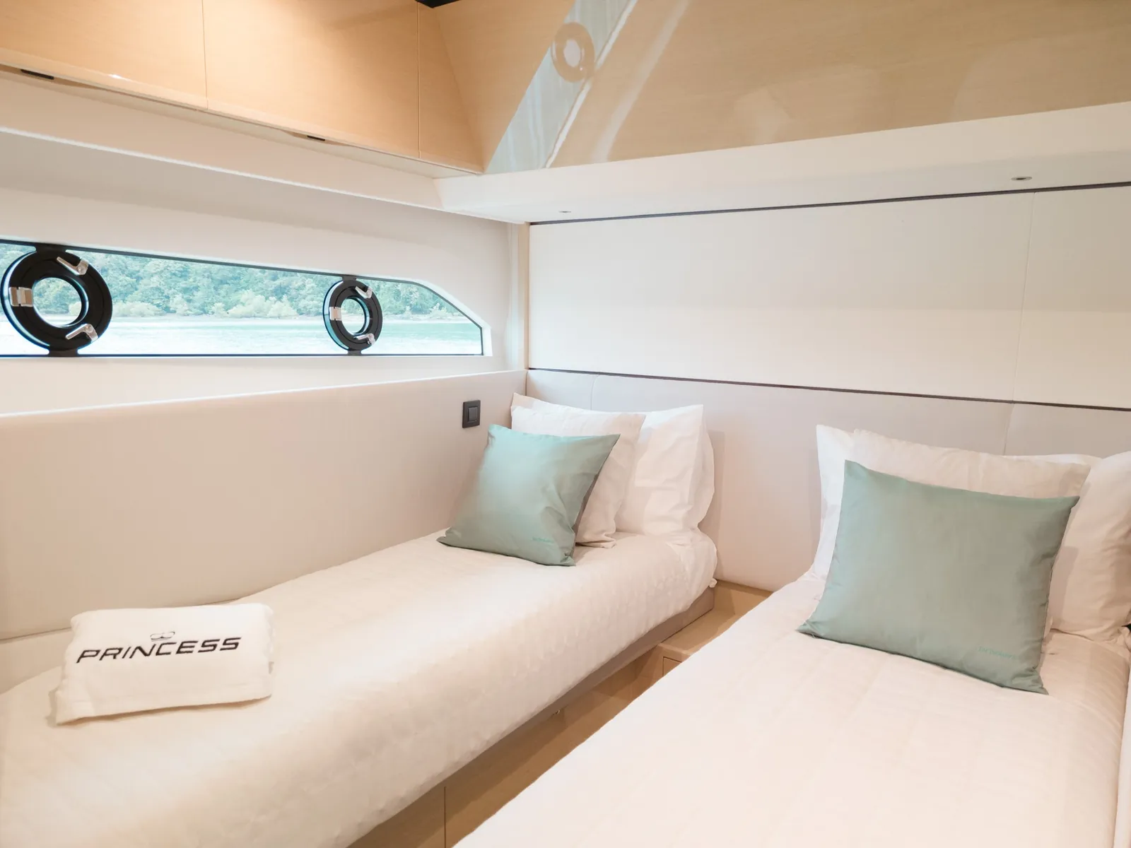 Princess F55 Risa — twin cabin
