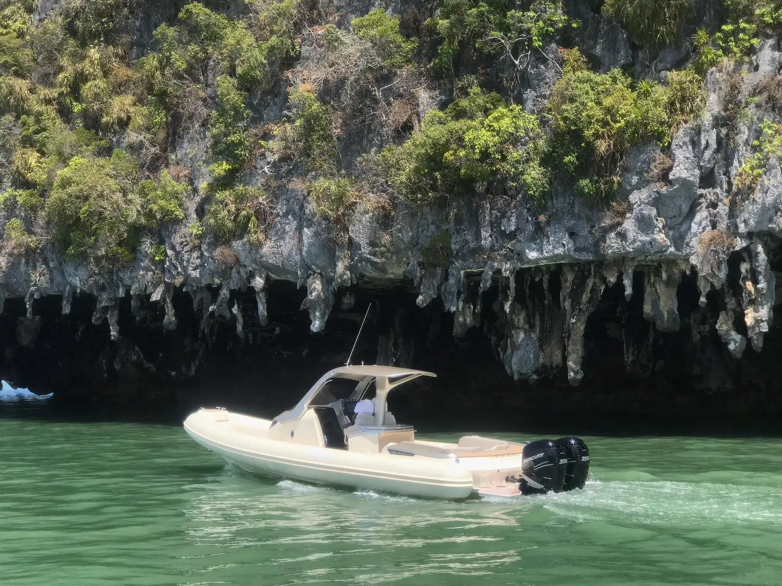 Sacs Strider 11 — beneath a limestone overhang