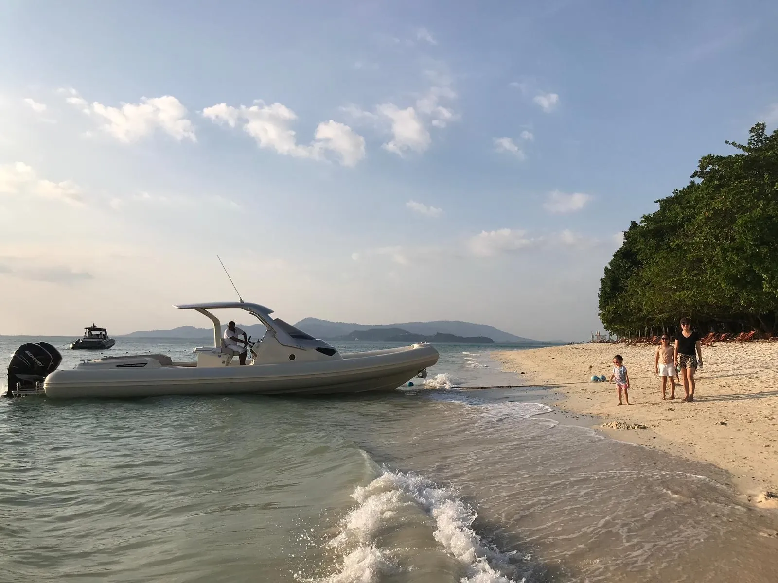 Sacs Strider 11 — nosed up to a sandbank