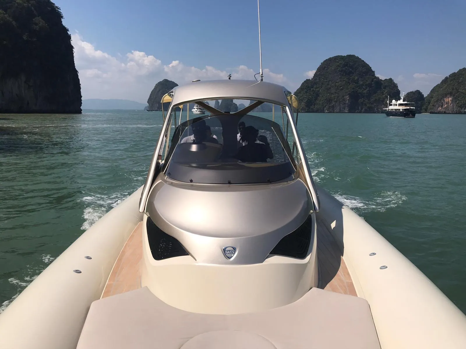 Sacs Strider 11 — bow sunpad and console