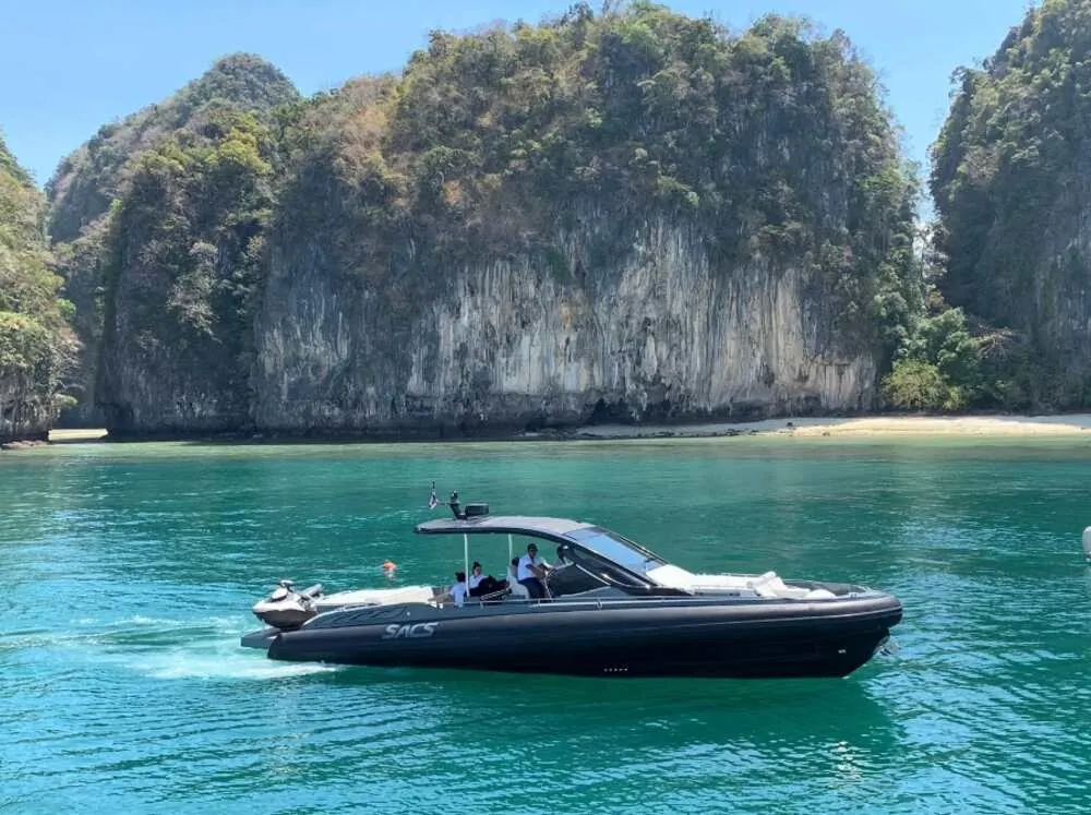 Sacs Strider 15 — at anchor off a limestone island