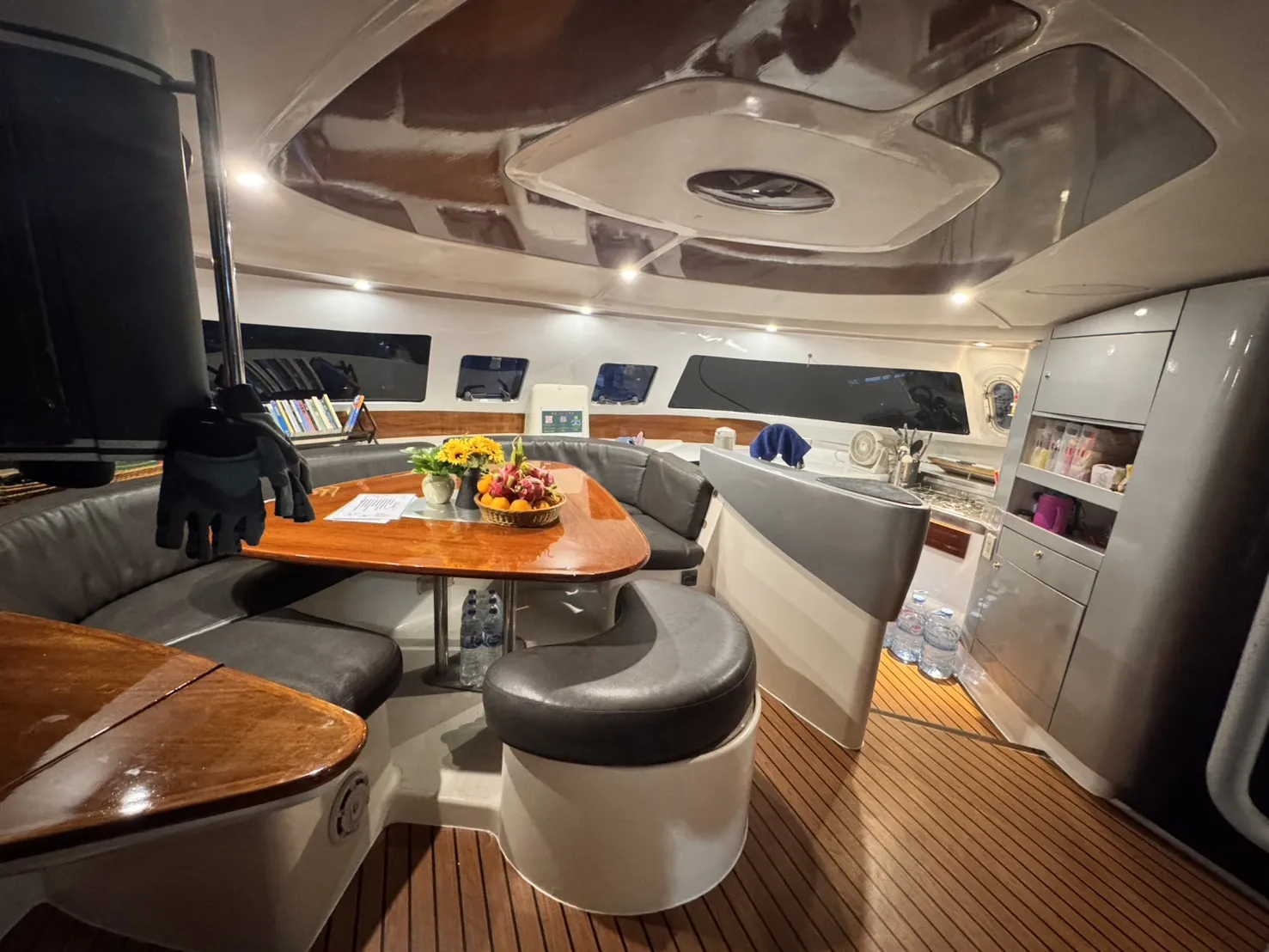 Zoe — saloon