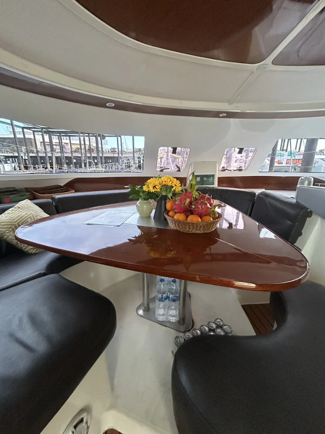 Zoe — saloon table